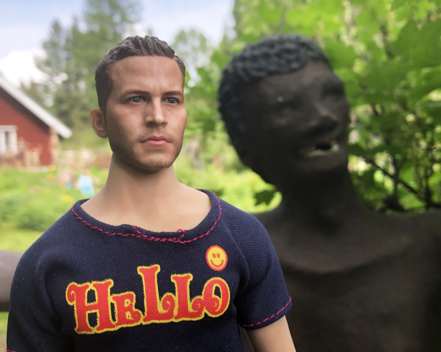 Jarmo poseeraa patsaan vieressä Parikkalan Patsaspuistossa.